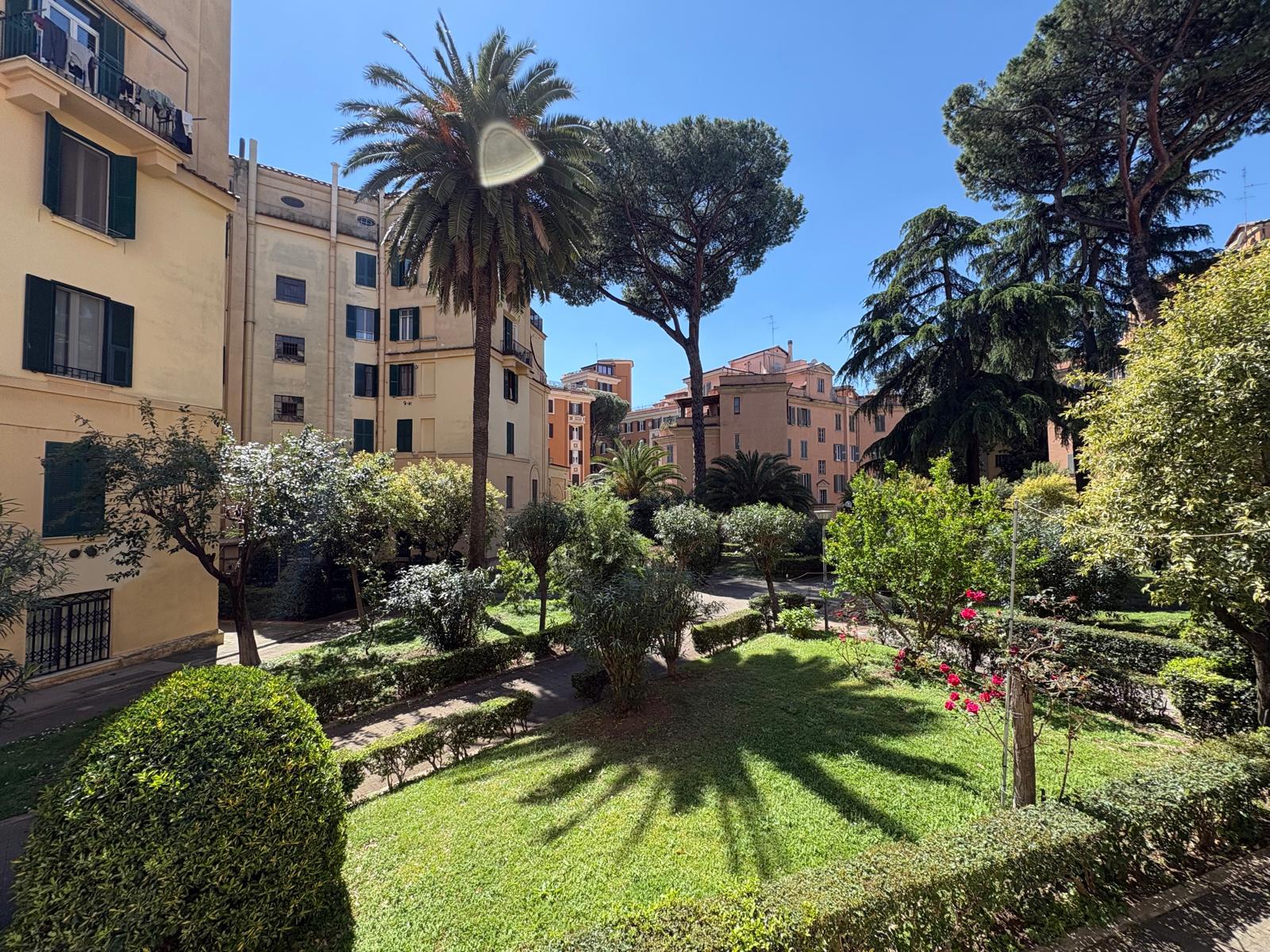Giardino condominiale visto da Domus Fiorelli, Roma